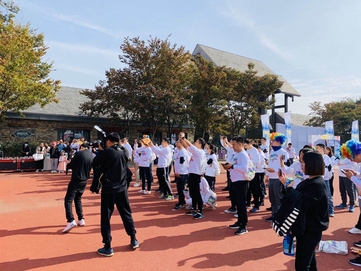 京東彩虹跑在三臺山鳴槍開跑，近200名運動愛好者盡享清風(fēng)綠氧、五彩花海(圖2)