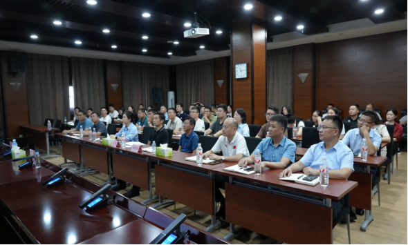集團舉辦“弘揚‘鐵軍精神’，勇于擔當作為” 專題講座(圖2)
